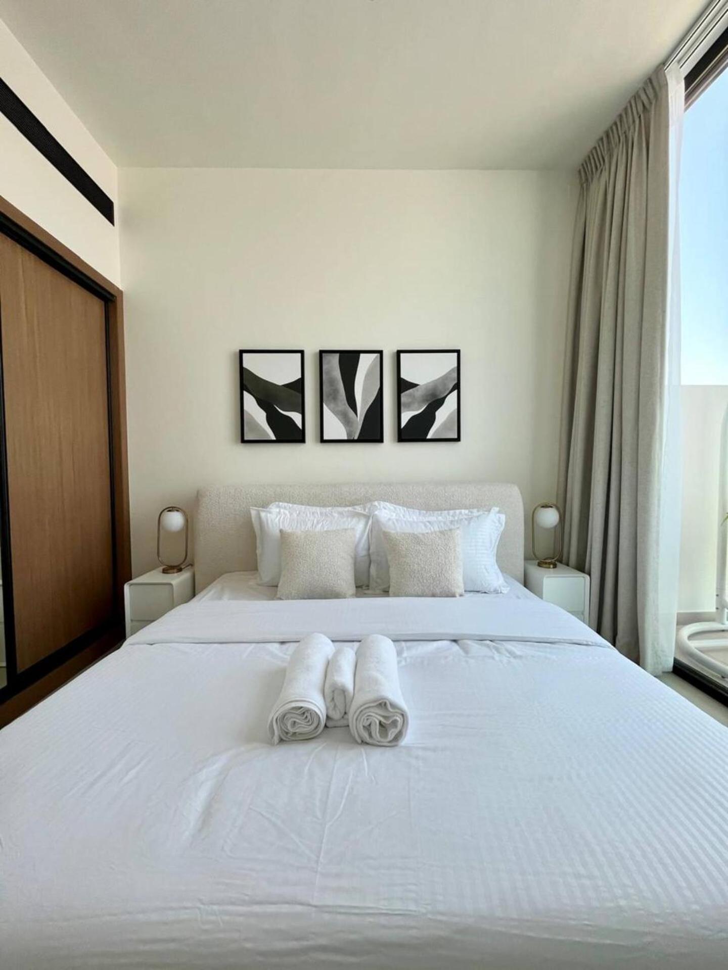 Elegant 1br Jvc Pool, Balcony, Parking Apartment *